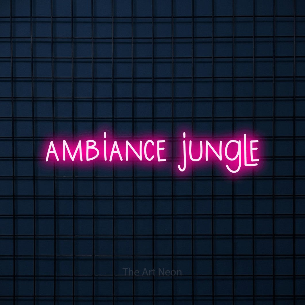 Aperçu d’une enseigne néon LED « Ambiance jungle » en rose vif, en lettres étroites dessinées à la main, photographiée sur une grille bleu foncé, pour un décor inspiré de la nature.