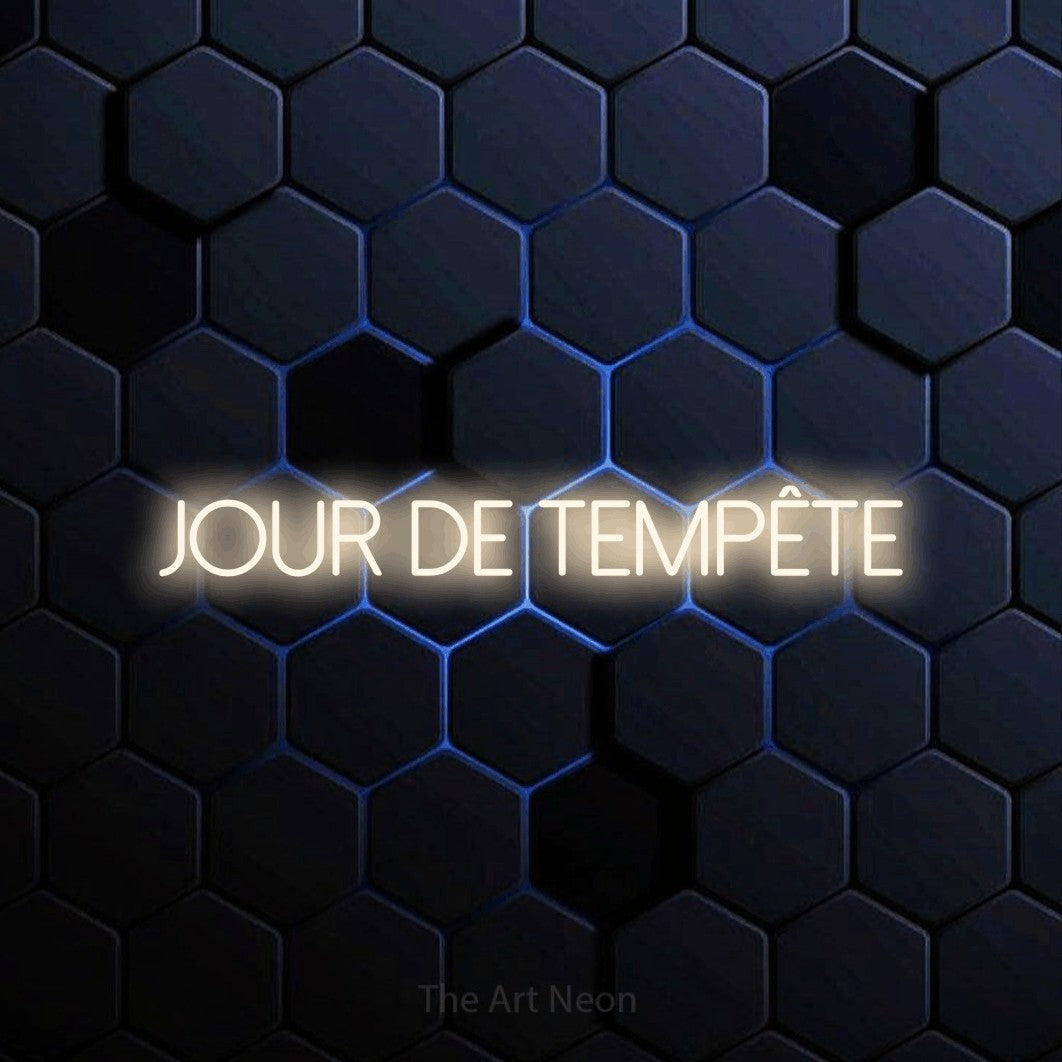 Décoration murale en néon LED « Jour de tempête » en blanc chaud, en lettres fines sans empattement, installée sur un motif alvéolé bleu foncé, pour un décor canadien.