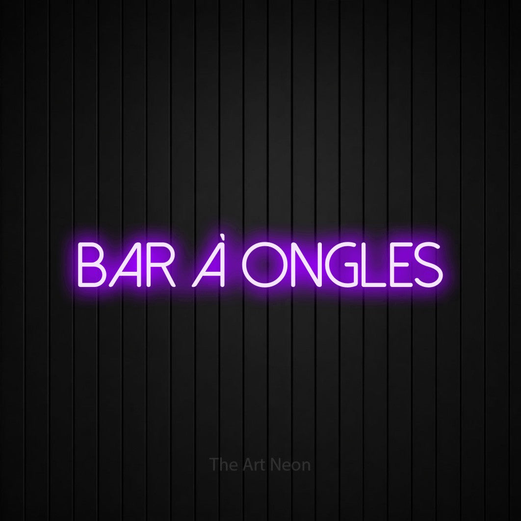 Aperçu d’une enseigne néon LED « Bar à ongles » en violet, en lettres fines sans empattement, photographiée sur un mur de lattes verticales noires, pour un salon de beauté.