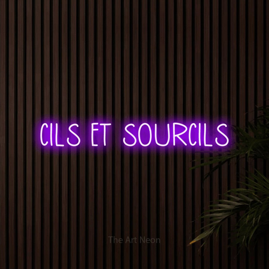Composition en néon LED « Cils et sourcils » en violet, en lettres étroites dessinées à la main, mise en valeur sur un mur de lattes en bois foncé, pour un salon de beauté.