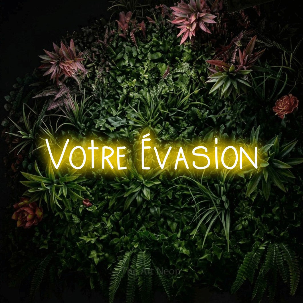 Aperçu d’une enseigne néon LED « Votre évasion » en jaune, en lettres étroites dessinées à la main, photographiée sur un mur végétal fleuri, pour un hôtel.