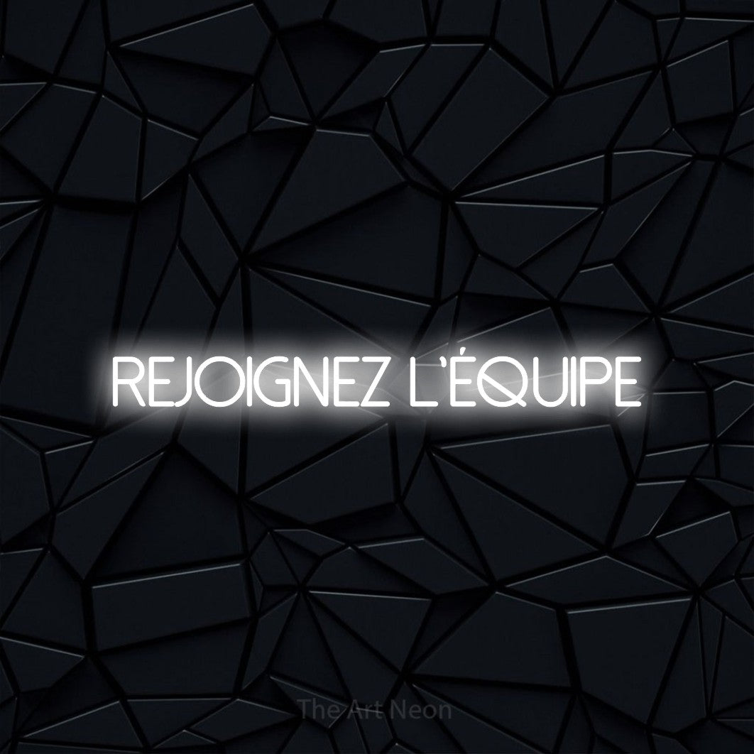 “Rejoignez l'équipe” LED neon sign in cool white, with thin sans-serif lettering, shown against a black polygonal surface.