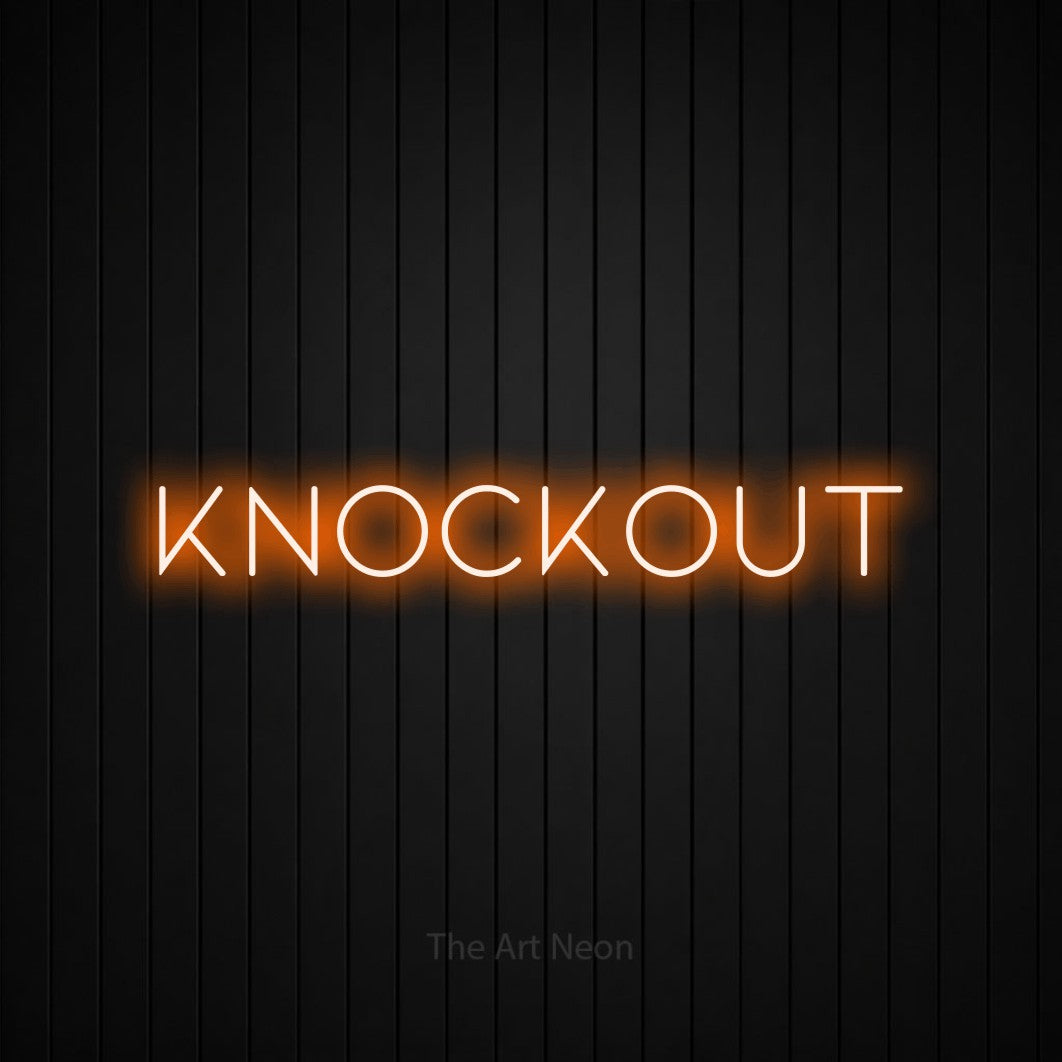 Aperçu d’une enseigne néon LED « Knockout » en orange, en lettres fines et espacées, photographiée sur un mur de lattes verticales noires, pour un espace d’entraînement.