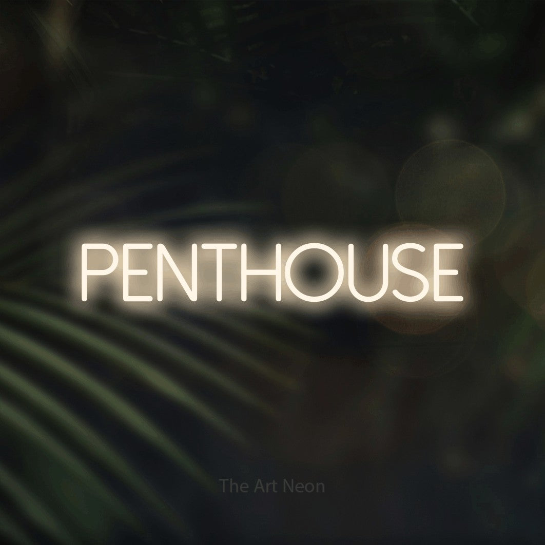 Décoration murale en néon LED « Penthouse » en blanc chaud, en lettres fines sans empattement, installée sur un fond flou de palmiers et de lumières bokeh, pour un hôtel.