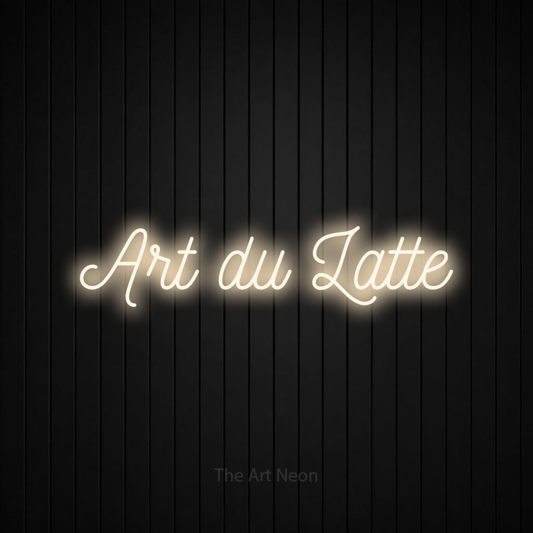 Composition en néon LED « Art du latte » en blanc chaud, en écriture cursive ornée, mise en valeur sur un mur de lattes verticales noires, pour un café.