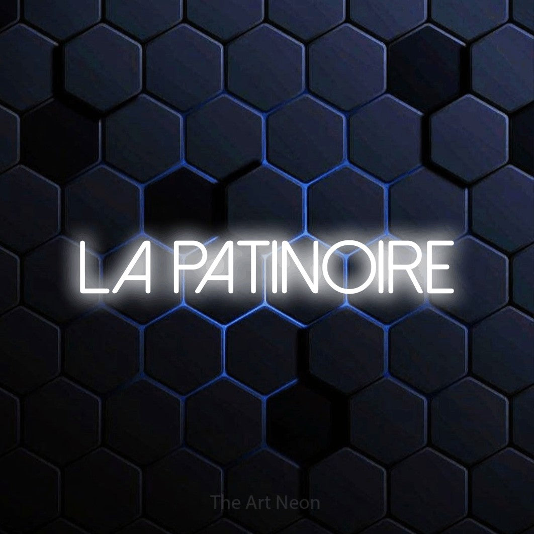 Lettrage en néon LED « La patinoire » en blanc froid, en lettres fines sans empattement, présenté sur un motif alvéolé bleu foncé, pour un décor de hockey.