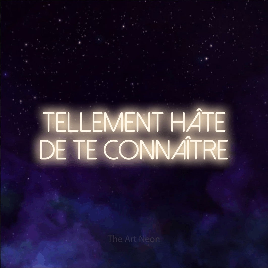 Enseigne néon LED « Tellement hâte de te connaître » sur deux lignes en blanc chaud, en lettres fines sans empattement, présentée sur une texture de galaxie violette, pour une fête prénatale.