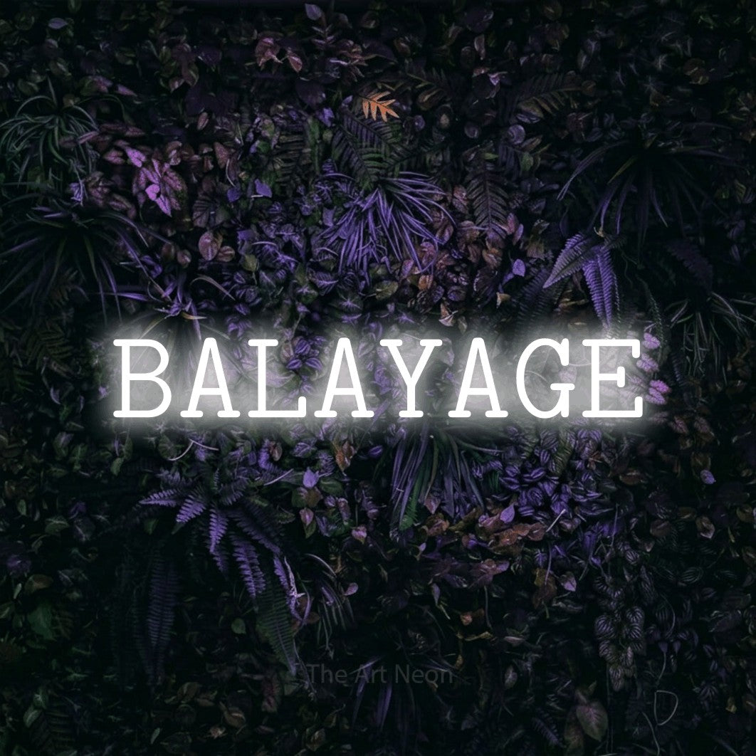 Néon LED « Balayage » en blanc froid, en caractères de machine à écrire, mis en scène sur un mur sombre aux fleurs violettes, pour un salon de beauté.
