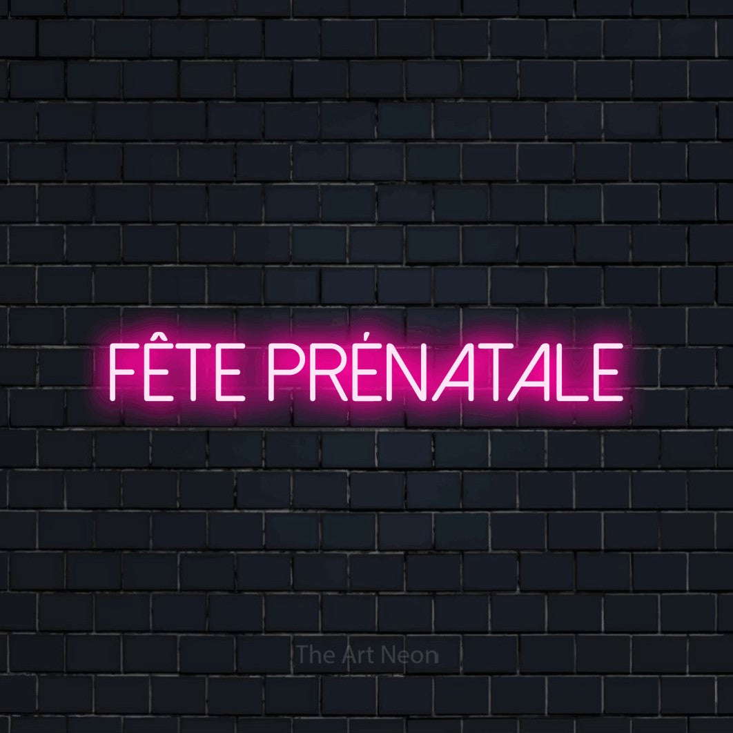 Lettrage en néon LED « Fête prénatale » en rose vif, en lettres fines sans empattement, présenté sur un mur de briques bleu marine foncé, pour une fête prénatale.
