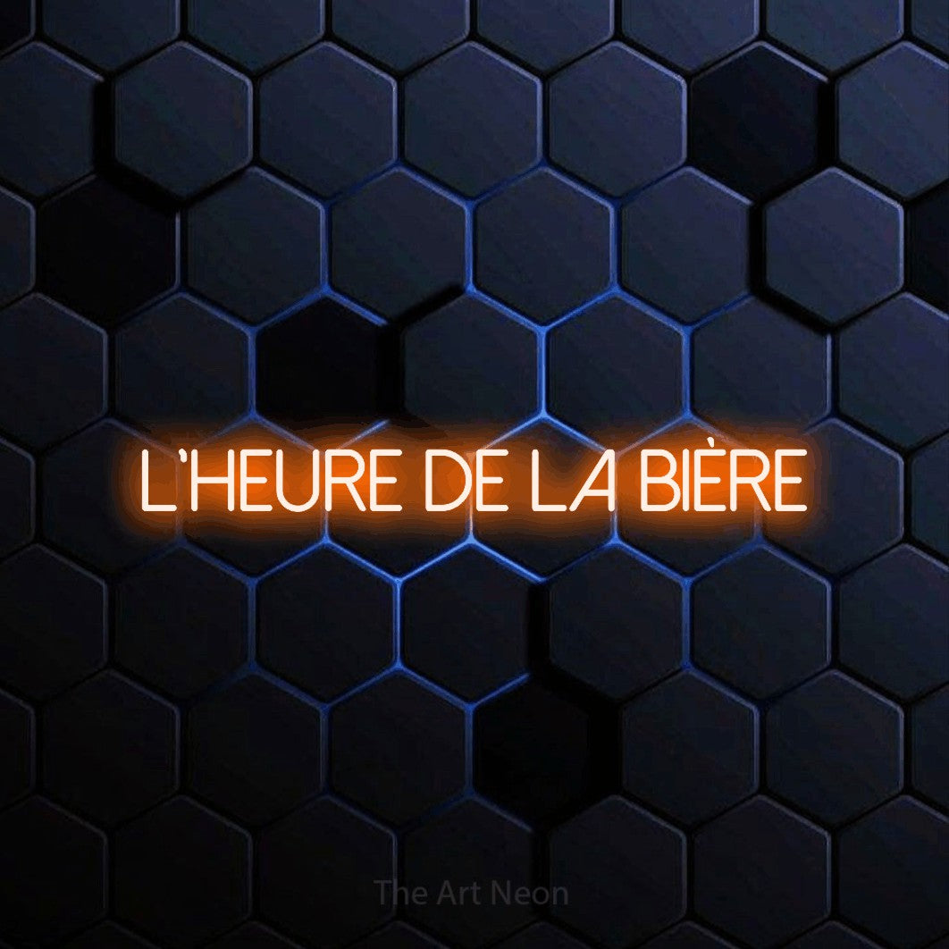 Composition en néon LED « L'heure de la bière » en orange, en lettres fines sans empattement, mise en valeur sur un motif alvéolé bleu foncé, pour un bar à la maison.