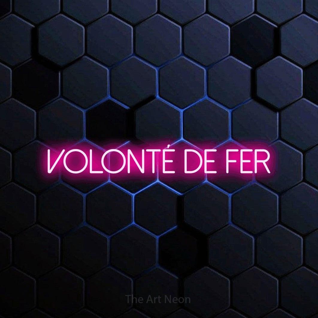 Enseigne néon LED « Volonté de fer » en rose vif, en lettres fines sans empattement, présentée sur un motif alvéolé bleu foncé, pour un espace d’entraînement.