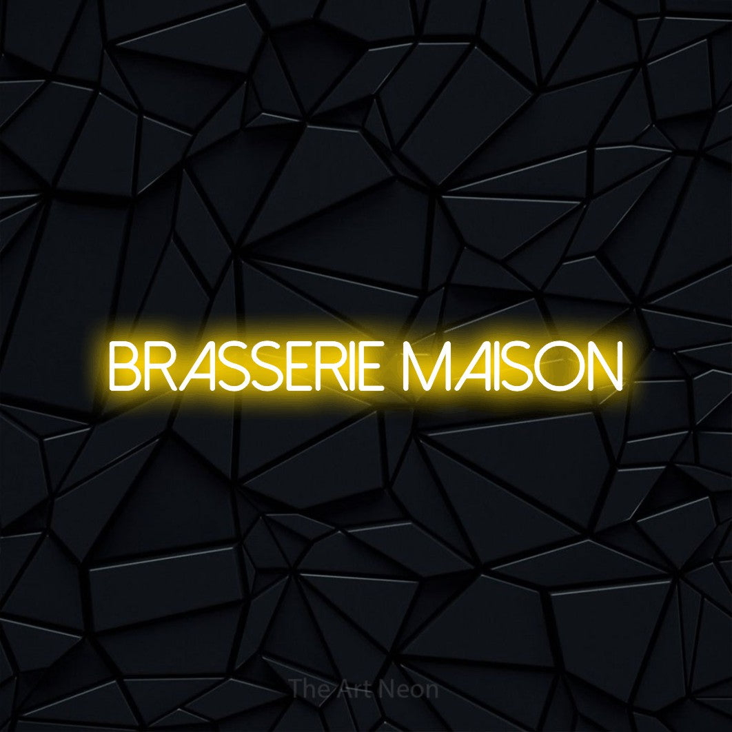 Aperçu d’une enseigne néon LED « Brasserie maison » en jaune, en lettres fines sans empattement, photographiée sur une surface polygonale noire, pour un bar à la maison.