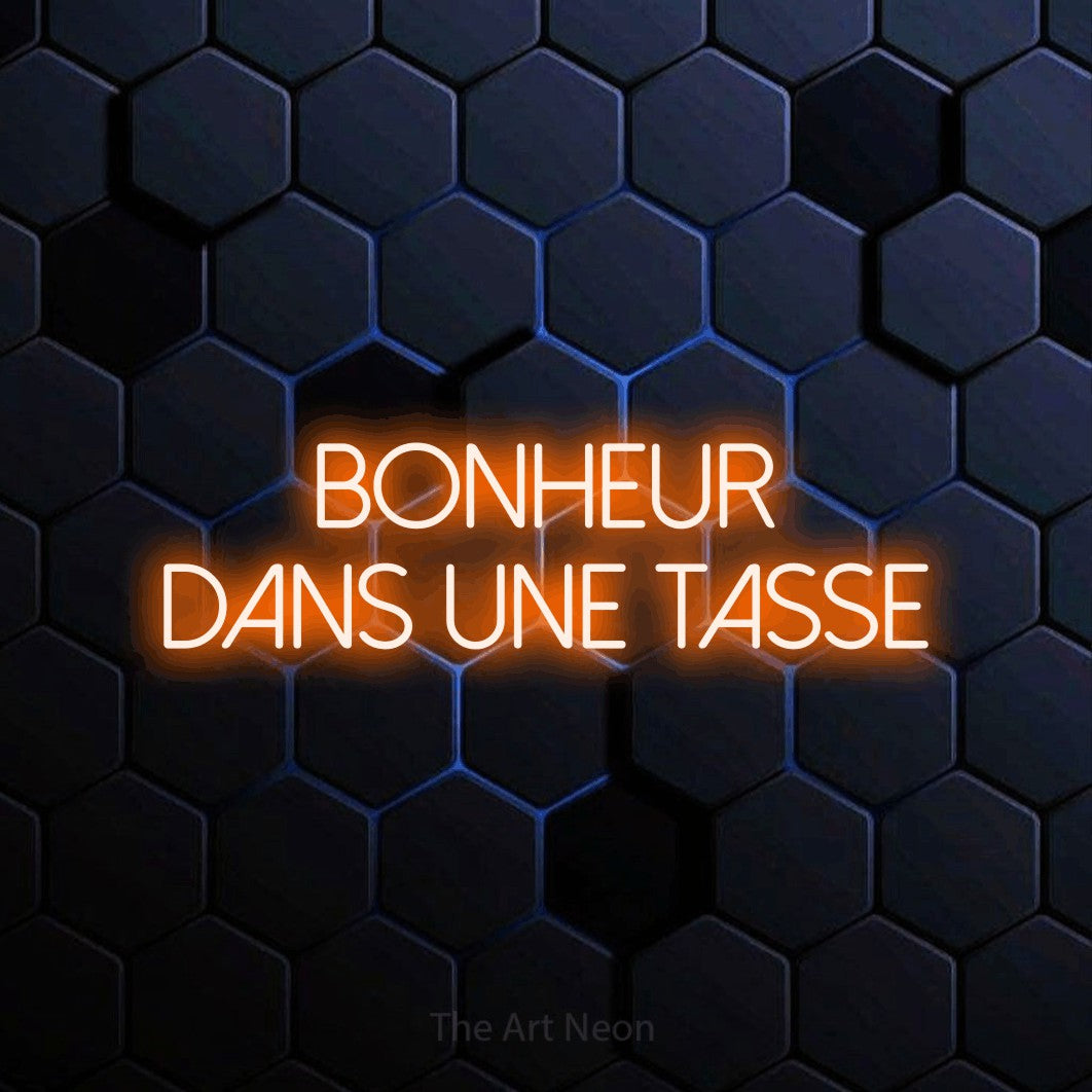 Néon LED « Bonheur dans une tasse » sur deux lignes en orange, en lettres fines sans empattement, mis en scène sur un motif alvéolé bleu foncé, pour un café.