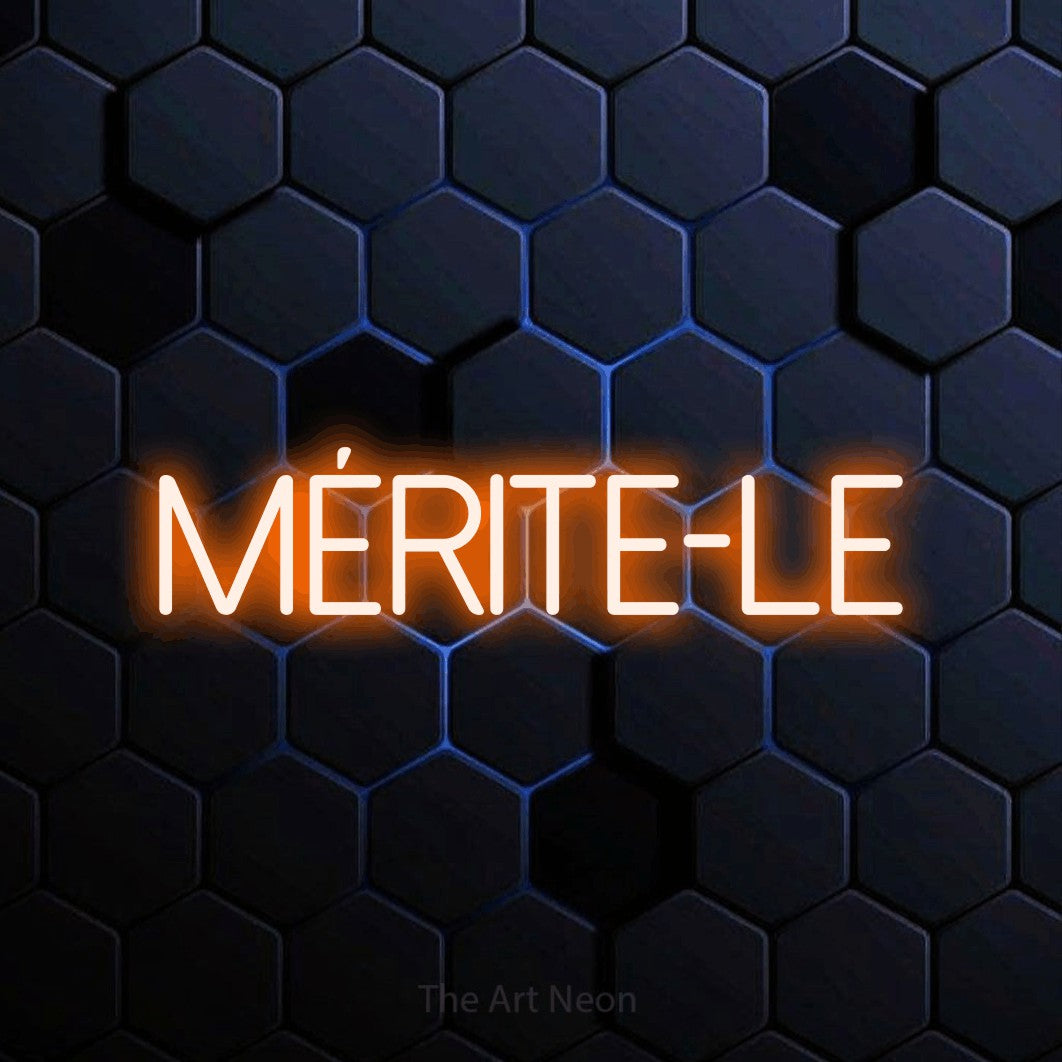 Aperçu d’une enseigne néon LED « Mérite-le » en orange, en lettres fines sans empattement, photographiée sur un motif alvéolé bleu foncé, pour un espace d’entraînement.