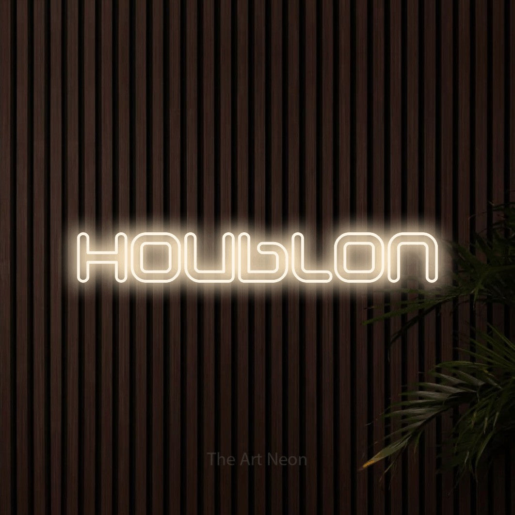 Décoration murale en néon LED « Houblon » en blanc chaud, en lettres futuristes à double trait, installée sur un mur de lattes en bois foncé, pour un bar à la maison.