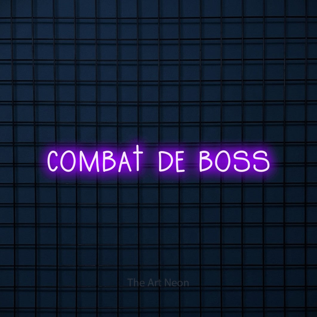 Composition en néon LED « Combat de boss » en violet, en lettres étroites dessinées à la main, mise en valeur sur une grille bleu foncé, pour un espace de jeux vidéo.