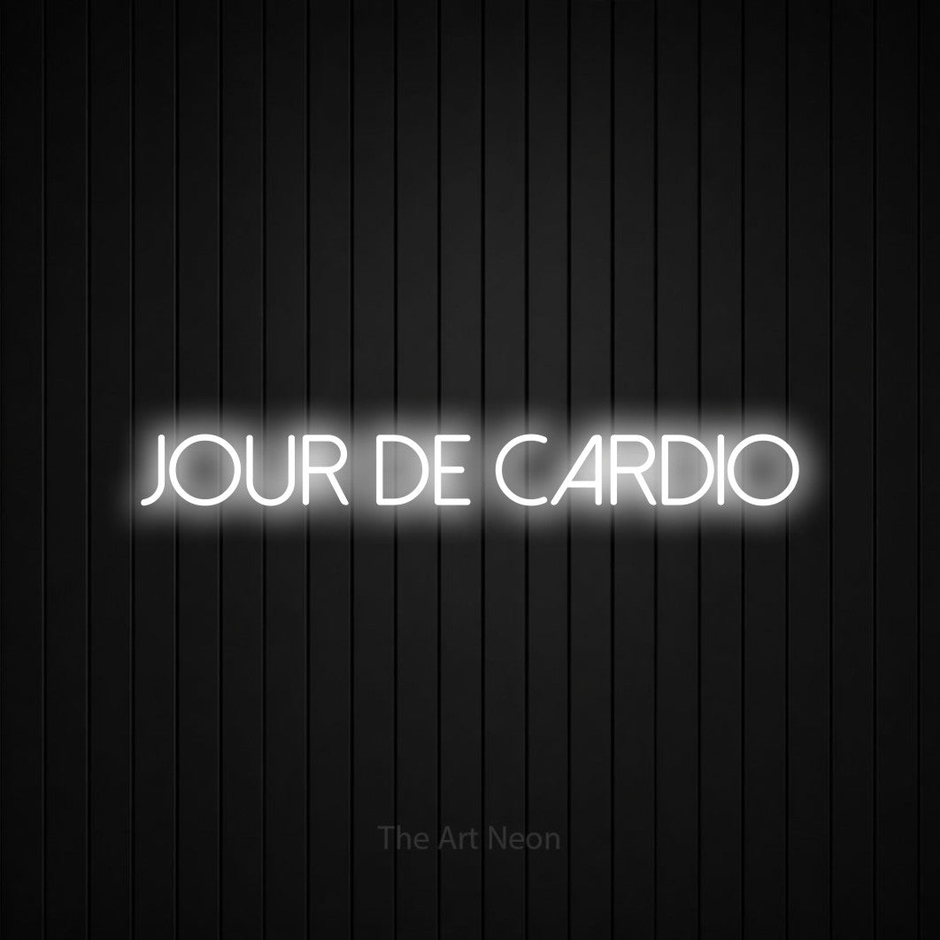 Enseigne néon LED « Jour de cardio » en blanc froid, en lettres fines sans empattement, présentée sur un mur de lattes verticales noires, pour un espace d’entraînement.