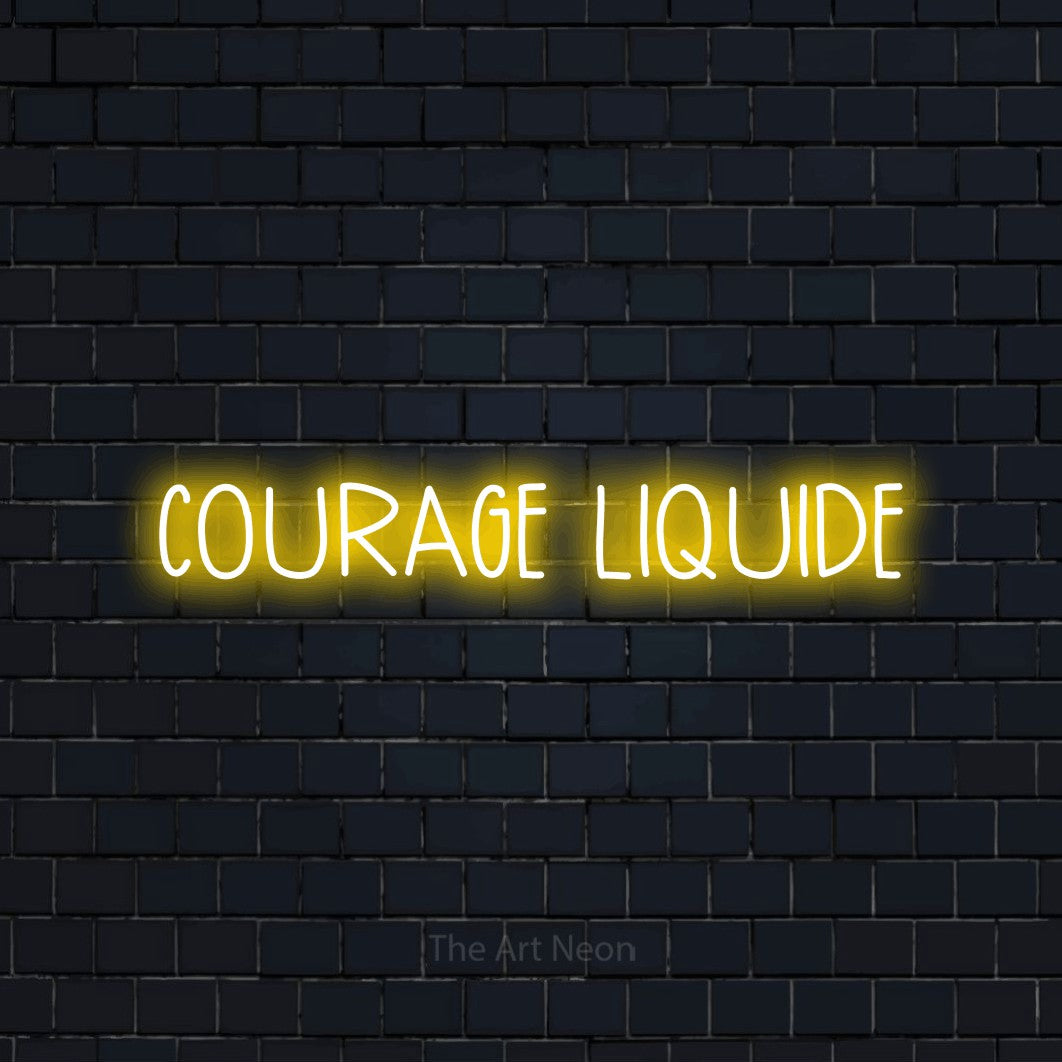 Aperçu d’une enseigne néon LED « Courage liquide » en jaune, en lettres étroites dessinées à la main, photographiée sur un mur de briques bleu marine foncé, pour un bar à la maison.