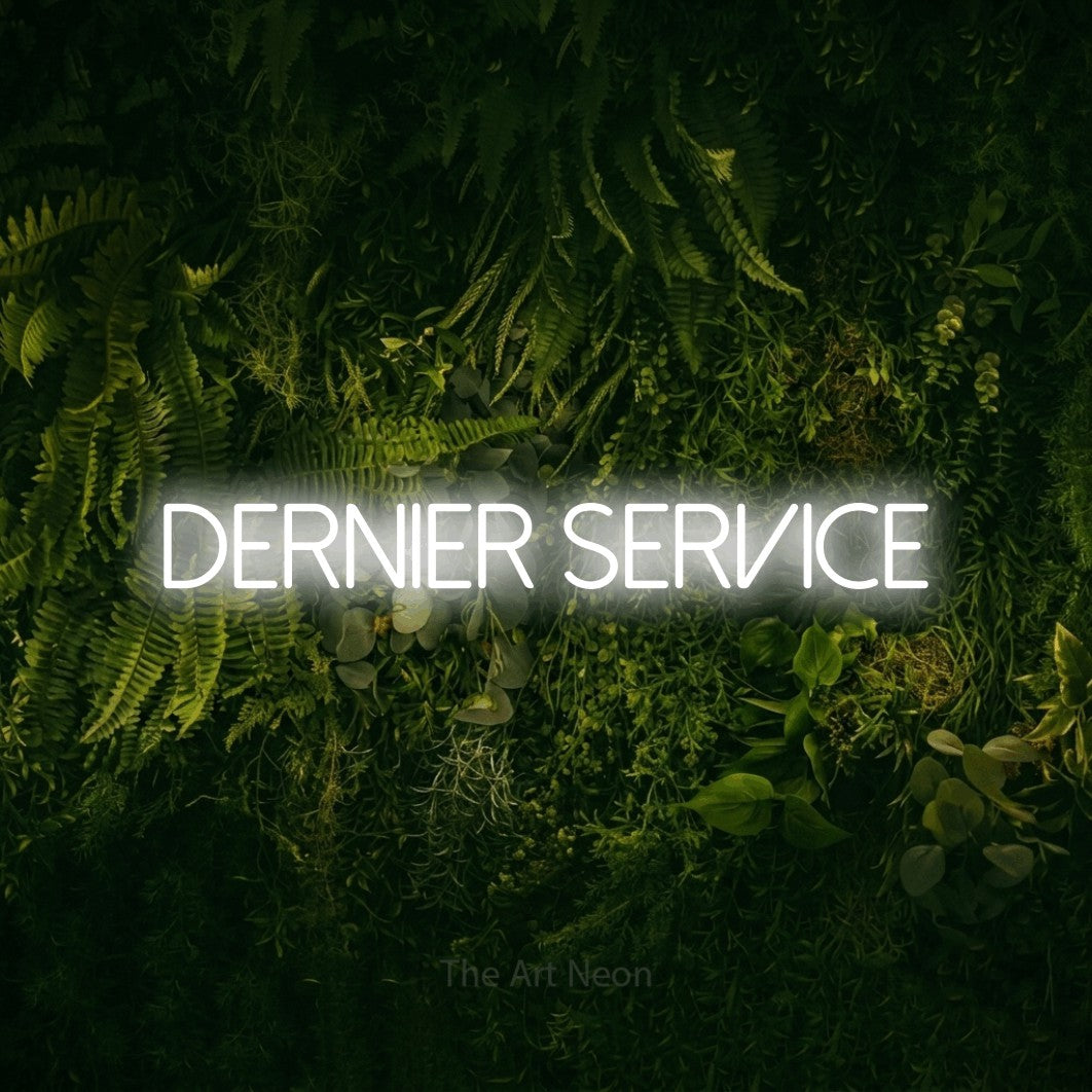 Lettrage en néon LED « Dernier service » en blanc froid, en lettres fines sans empattement, présenté sur un fond sombre de mousse et de forêt, pour un bar ou un pub.