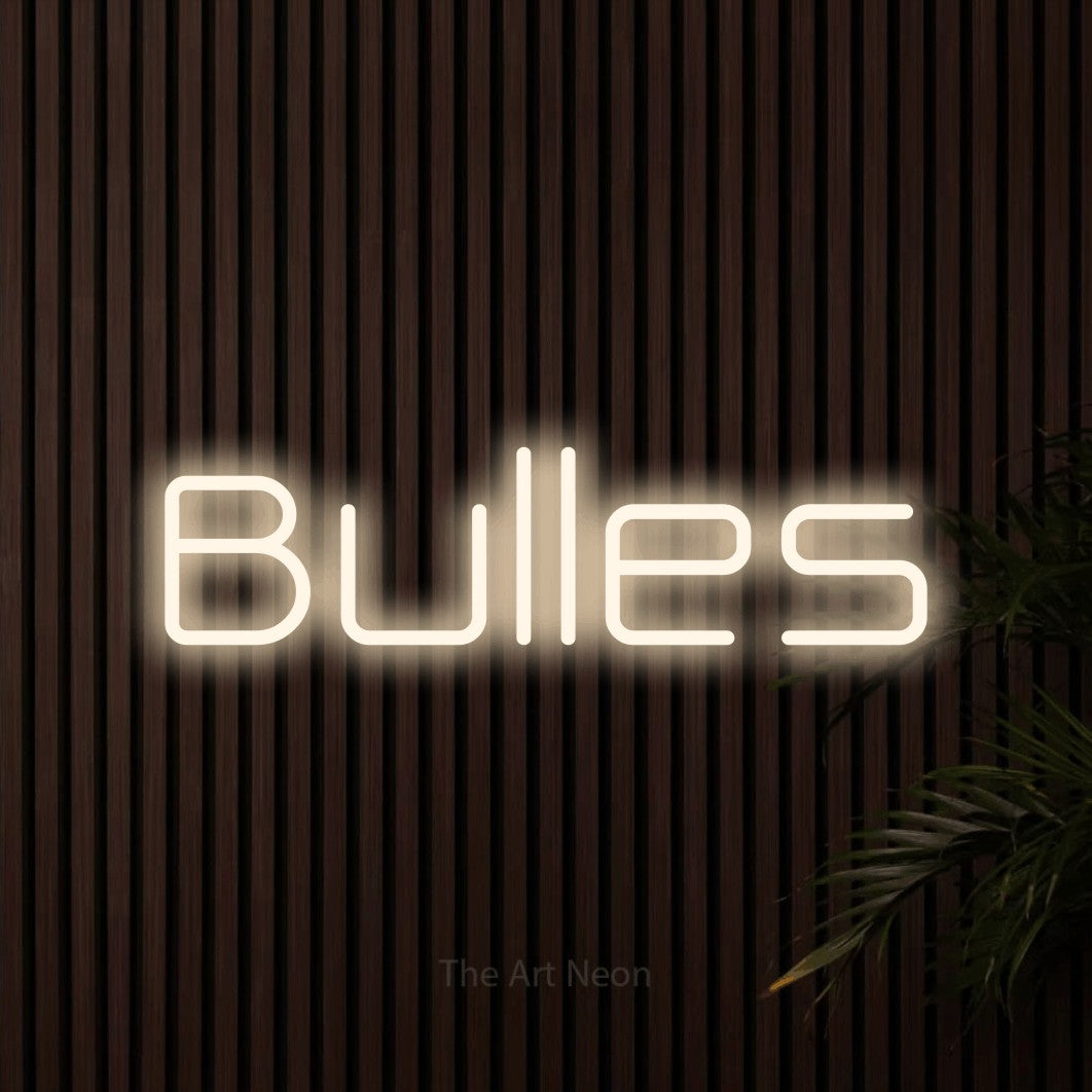Enseigne néon LED « Bulles » en blanc chaud, en lettres géométriques aux angles arrondis, présentée sur un mur de lattes en bois foncé, pour un bar à la maison.