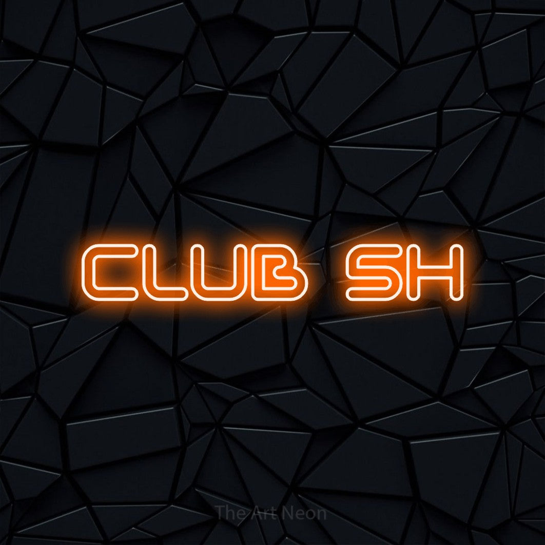 Aperçu d’une enseigne néon LED « Club 5h » en orange, en lettres futuristes à double trait, photographiée sur une surface polygonale noire, pour un espace d’entraînement.