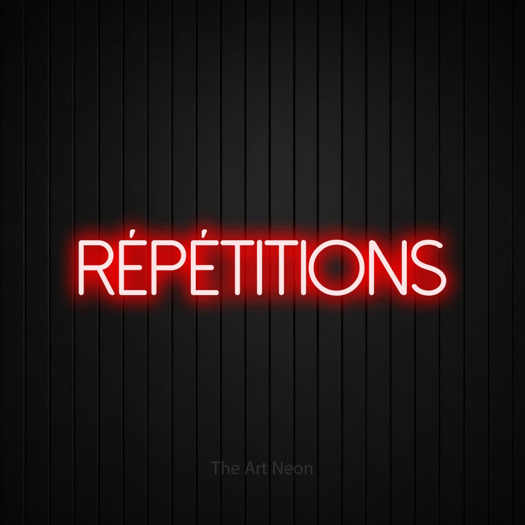 Composition en néon LED « Répétitions » en rouge, en lettres fines sans empattement, mise en valeur sur un mur de lattes verticales noires, pour un espace d’entraînement.