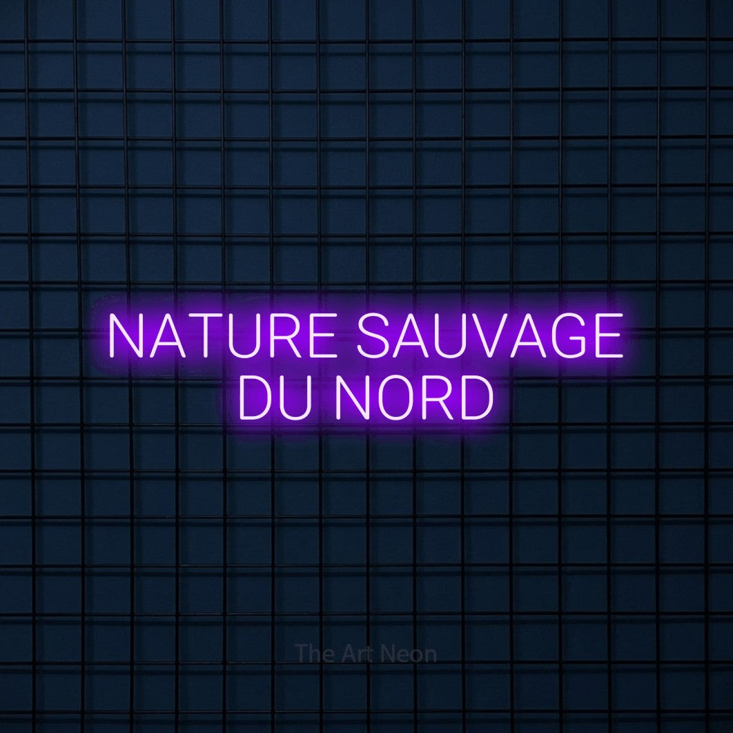 Néon LED « Nature sauvage du nord » sur deux lignes en violet, en lettres sans empattement arrondies, mis en scène sur une grille bleu foncé, pour un décor de plein air canadien.