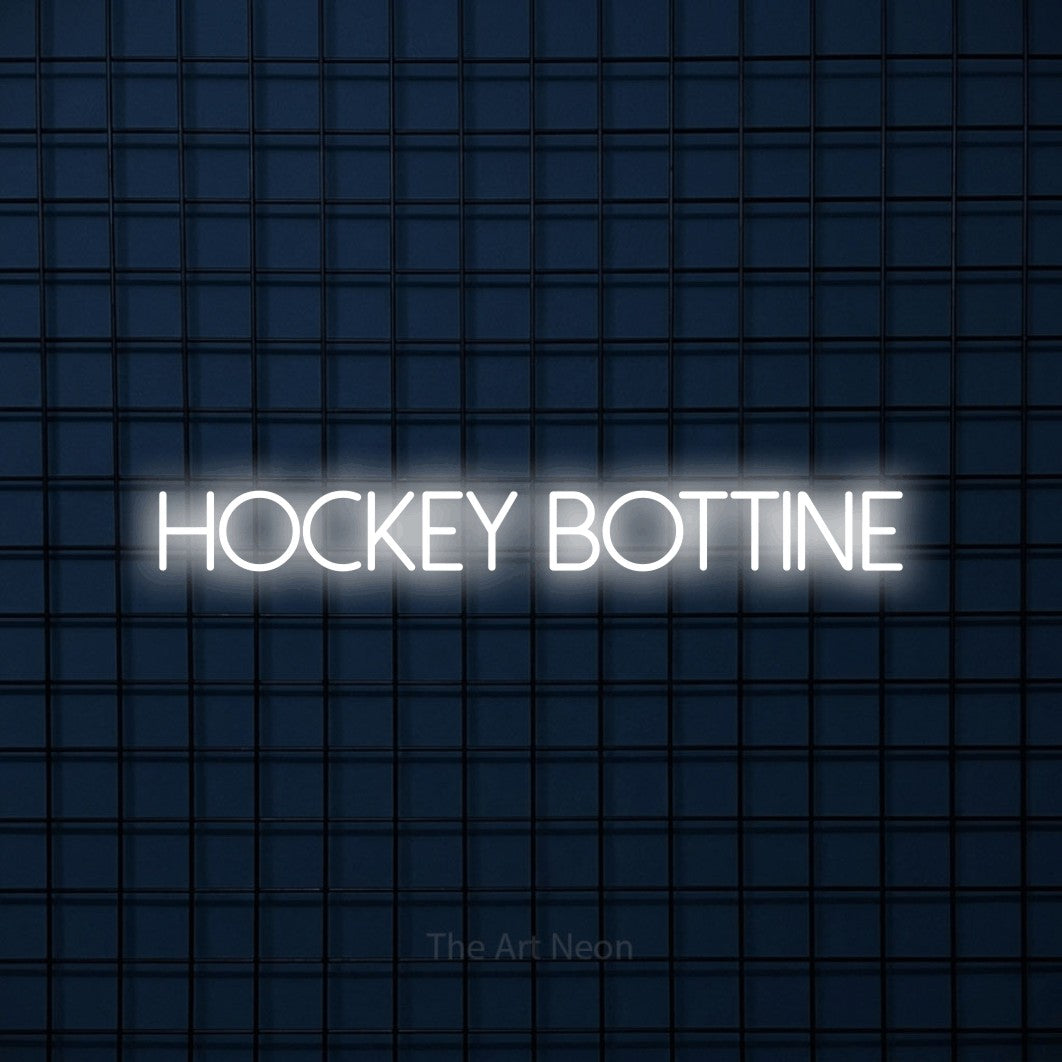 Enseigne néon LED « Hockey bottine » en blanc froid, en lettres fines sans empattement, présentée sur une grille bleu foncé, pour un décor de hockey.