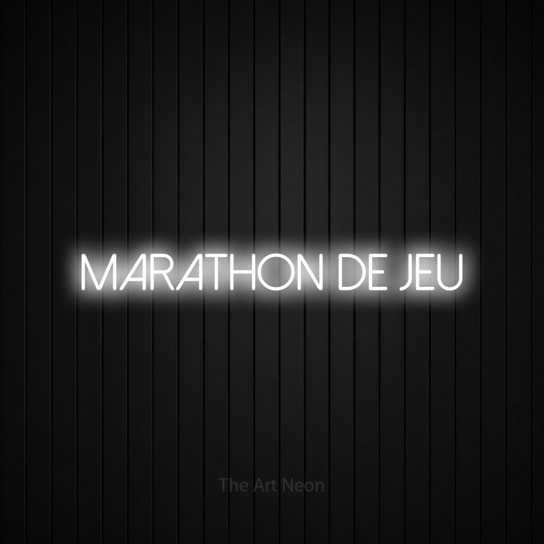 “Marathon de jeu” LED neon sign in cool white, with thin sans-serif lettering, shown against black vertical wall slats.