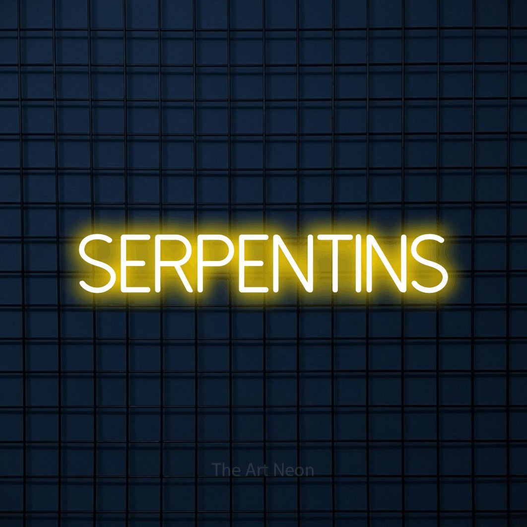 Enseigne néon LED « Serpentins » en jaune, en lettres fines sans empattement, présentée sur une grille bleu foncé, pour une fête.