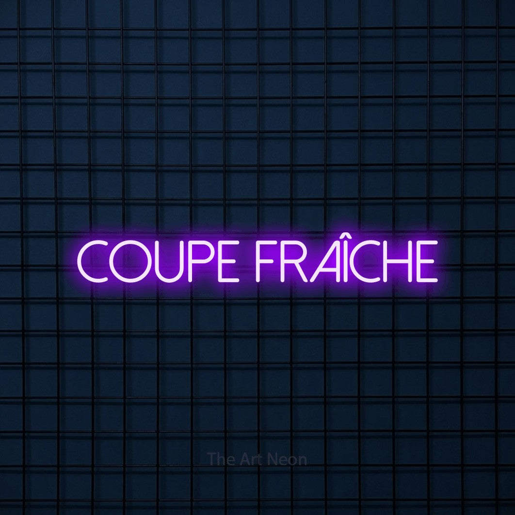 Décoration murale en néon LED « Coupe fraîche » en violet, en lettres fines sans empattement, installée sur une grille bleu foncé, pour un salon de beauté.