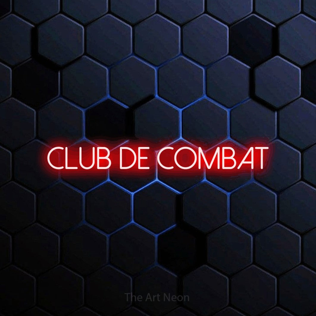 Décoration murale en néon LED « Club de combat » en rouge, en lettres fines sans empattement, installée sur un motif alvéolé bleu foncé, pour un espace d’entraînement.