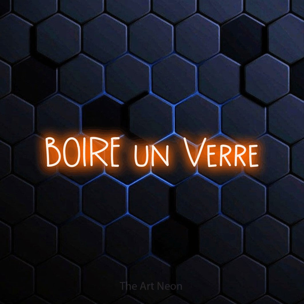 Aperçu d’une enseigne néon LED « Boire un verre » en orange, en lettres étroites dessinées à la main, photographiée sur un motif alvéolé bleu foncé, pour un bar à la maison.
