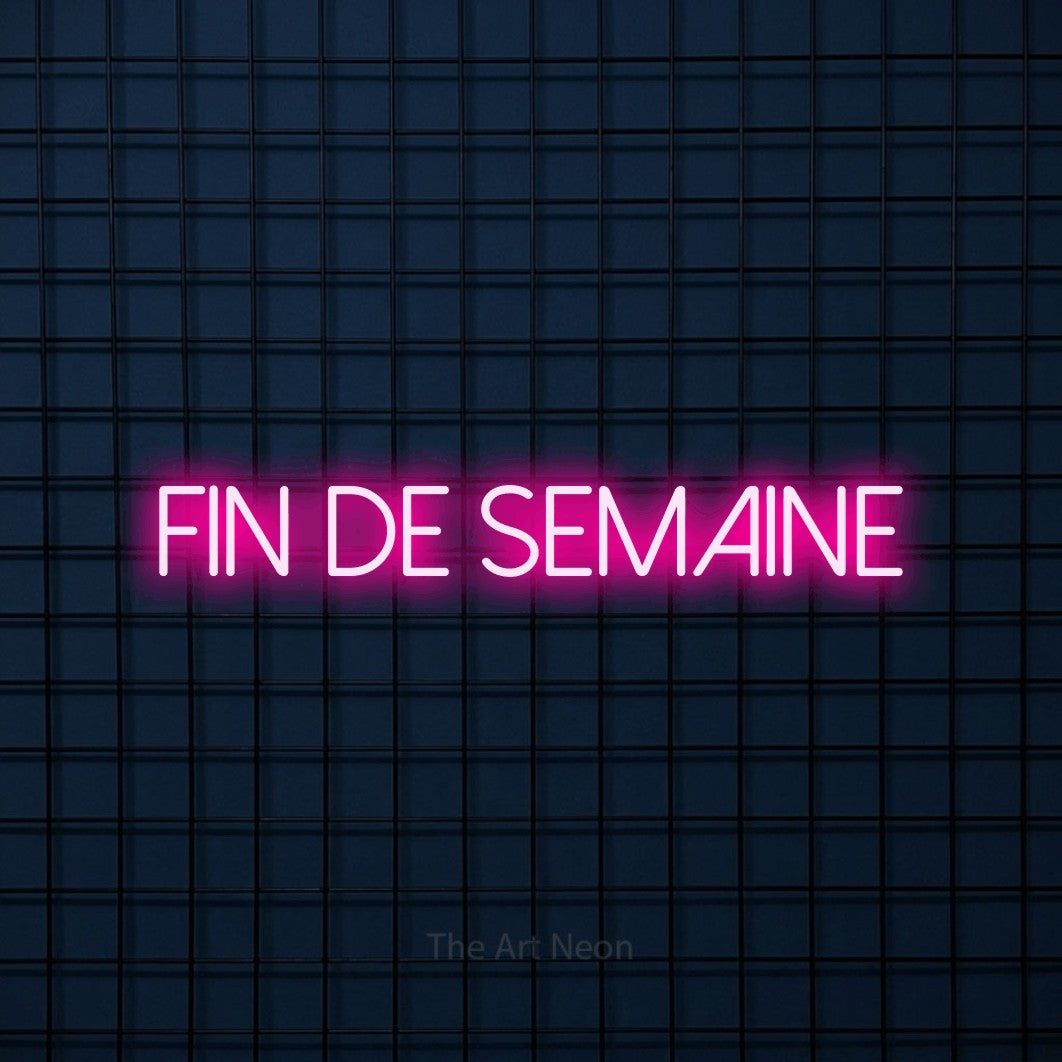 Aperçu d’une enseigne néon LED « Fin de semaine » en rose vif, en lettres fines sans empattement, photographiée sur une grille bleu foncé, pour un salon.
