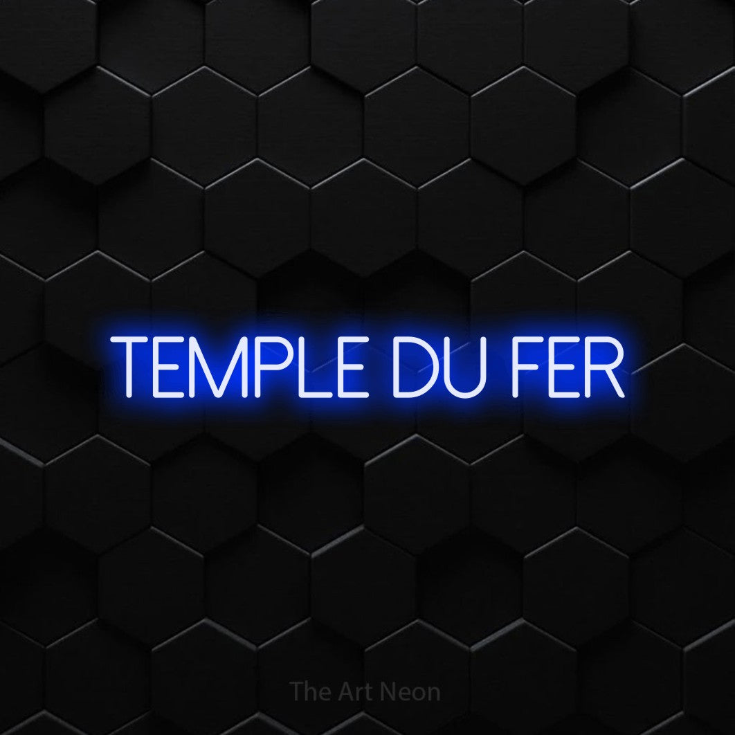 Lettrage en néon LED « Temple du fer » en bleu, en lettres fines sans empattement, présenté sur un mur de carreaux hexagonaux noirs, pour un espace d’entraînement.
