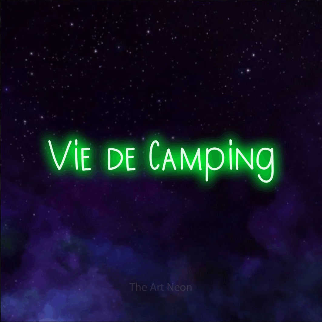 Composition en néon LED « Vie de camping » en vert, en lettres étroites dessinées à la main, mise en valeur sur une texture de galaxie violette, pour un décor inspiré de la nature.