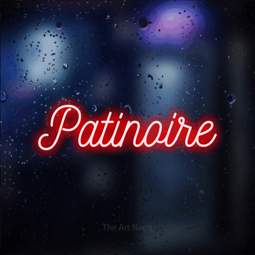 Enseigne néon LED « Patinoire » en rouge, en écriture cursive ornée, présentée sur une vitre aux reflets bleus et violets, pour un décor de hockey.