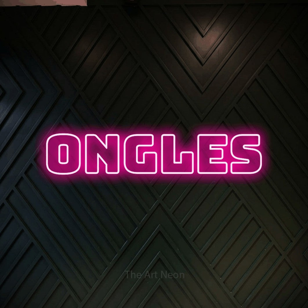 Aperçu d’une enseigne néon LED « Ongles » en rose vif, en typographie contour épaisse, photographiée sur un mur en bois noir à motif chevron, pour un salon de beauté.