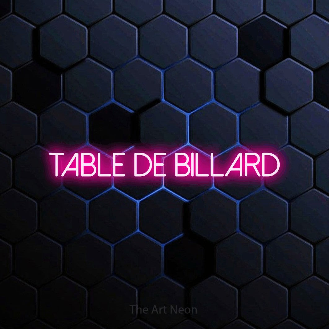 Lettrage en néon LED « Table de billard » en rose vif, en lettres fines sans empattement, présenté sur un motif alvéolé bleu foncé, pour un bar ou un pub.