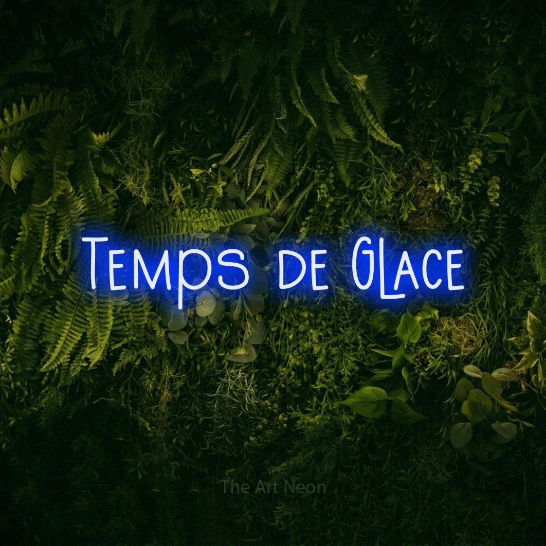 Néon LED « Temps de glace » en bleu, en lettres étroites dessinées à la main, mis en scène sur un fond sombre de mousse et de forêt, pour un décor de hockey.