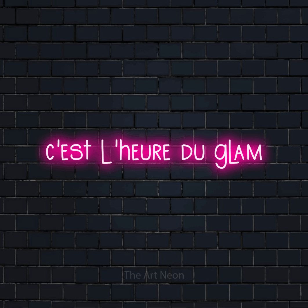 Enseigne néon LED « C'est l'heure du glam » en rose vif, en lettres étroites dessinées à la main, présentée sur un mur de briques bleu marine foncé, pour un salon de beauté.
